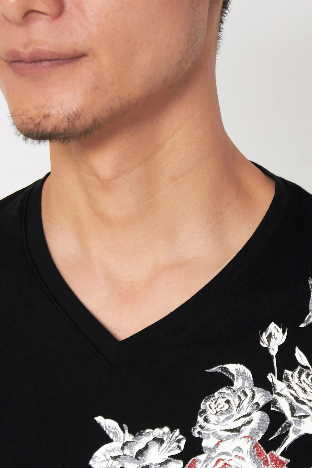 TORNADO MART∴ローズビーズプリントVネックカットソー / TORNADO MART